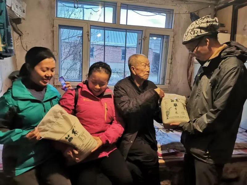 庆祝海伦寒地黑土七不香稻秋收