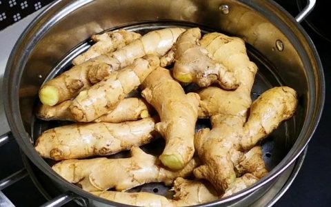 生姜放锅里蒸一蒸,作用拿钱都买不到,80岁奶奶偷教妙招,真管用-七不姜 生姜养生网-明德CSA生态姜园&明安农业