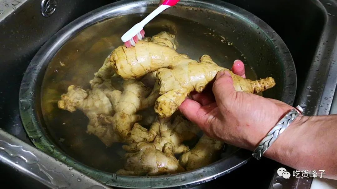 生姜放锅里蒸一蒸，作用拿钱都买不到，80岁奶奶偷教妙招，真管用