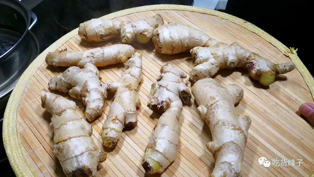 生姜放锅里蒸一蒸，作用拿钱都买不到，80岁奶奶偷教妙招，真管用