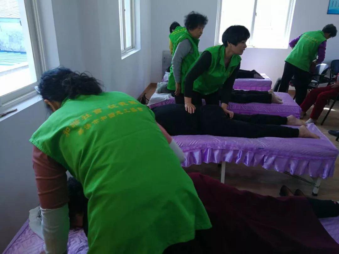 4月份，和谐.原始点志愿者进农村、进社区服务近千人次