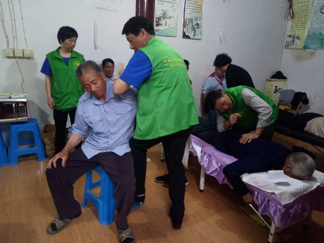 4月份，和谐.原始点志愿者进农村、进社区服务近千人次