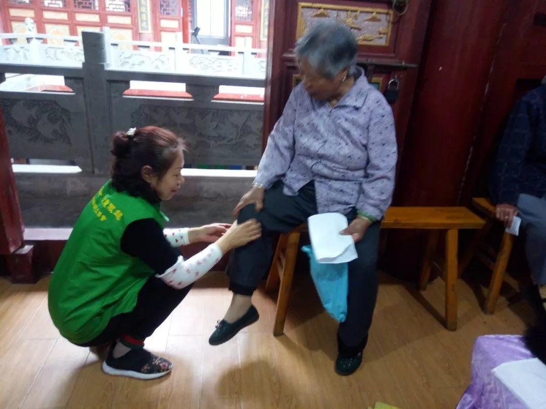 4月份，和谐.原始点志愿者进农村、进社区服务近千人次