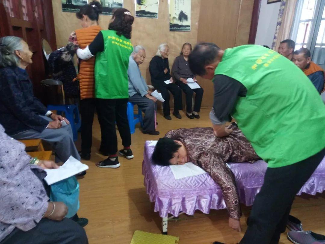 4月份，和谐.原始点志愿者进农村、进社区服务近千人次