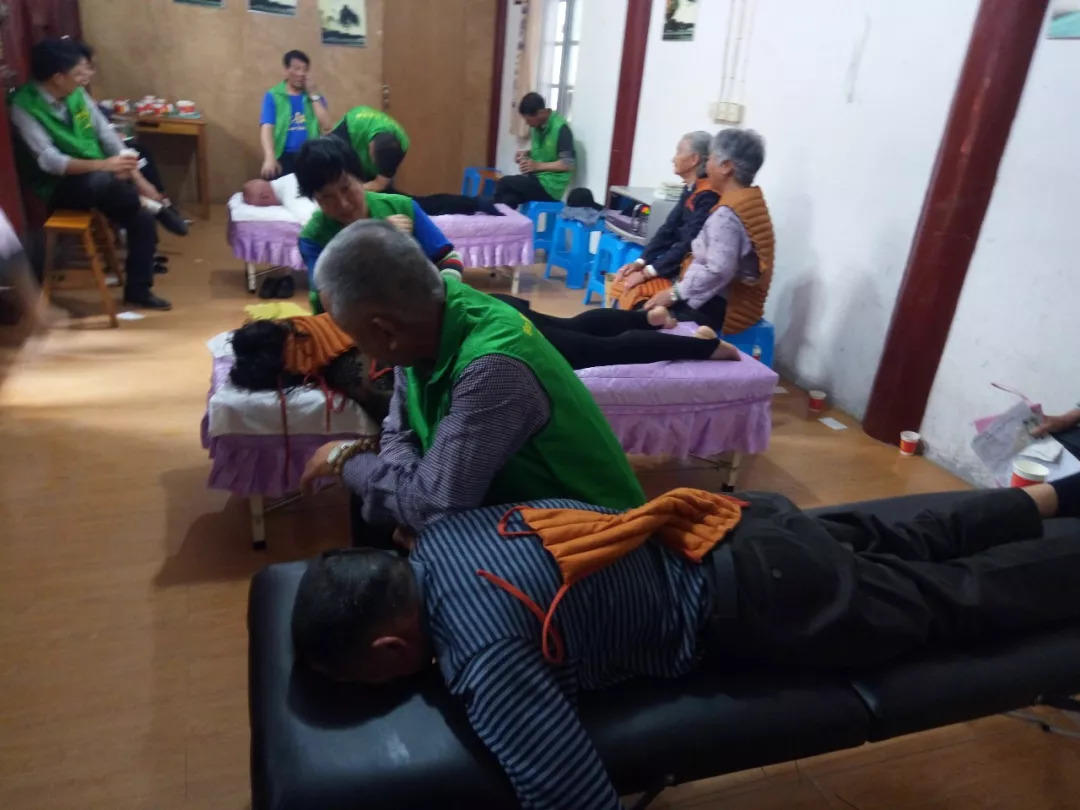 4月份，和谐.原始点志愿者进农村、进社区服务近千人次