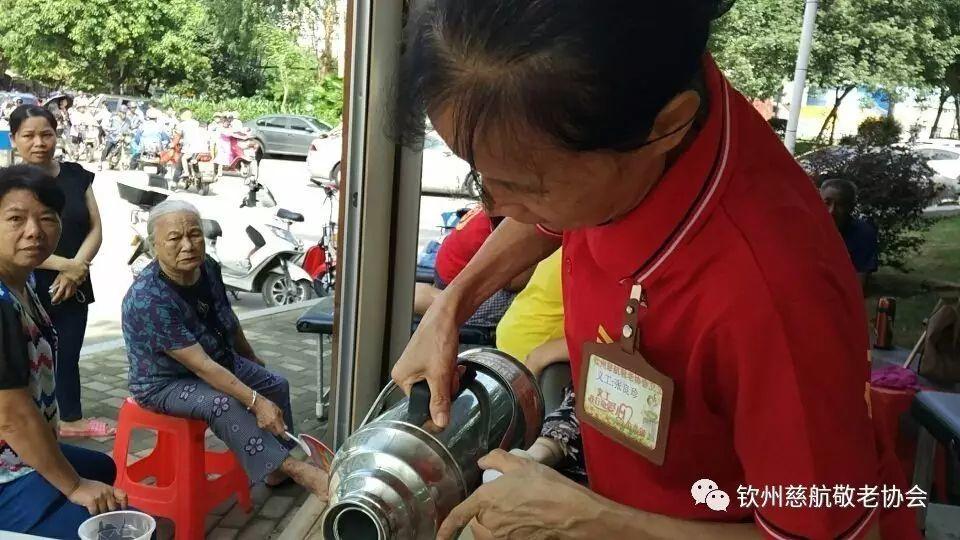慈航敬老协会在钦州中山公园志愿者服务中心为老人提供原始点公益服务