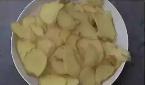 生姜片敷在“肚脐”上，多个奇迹出现了！