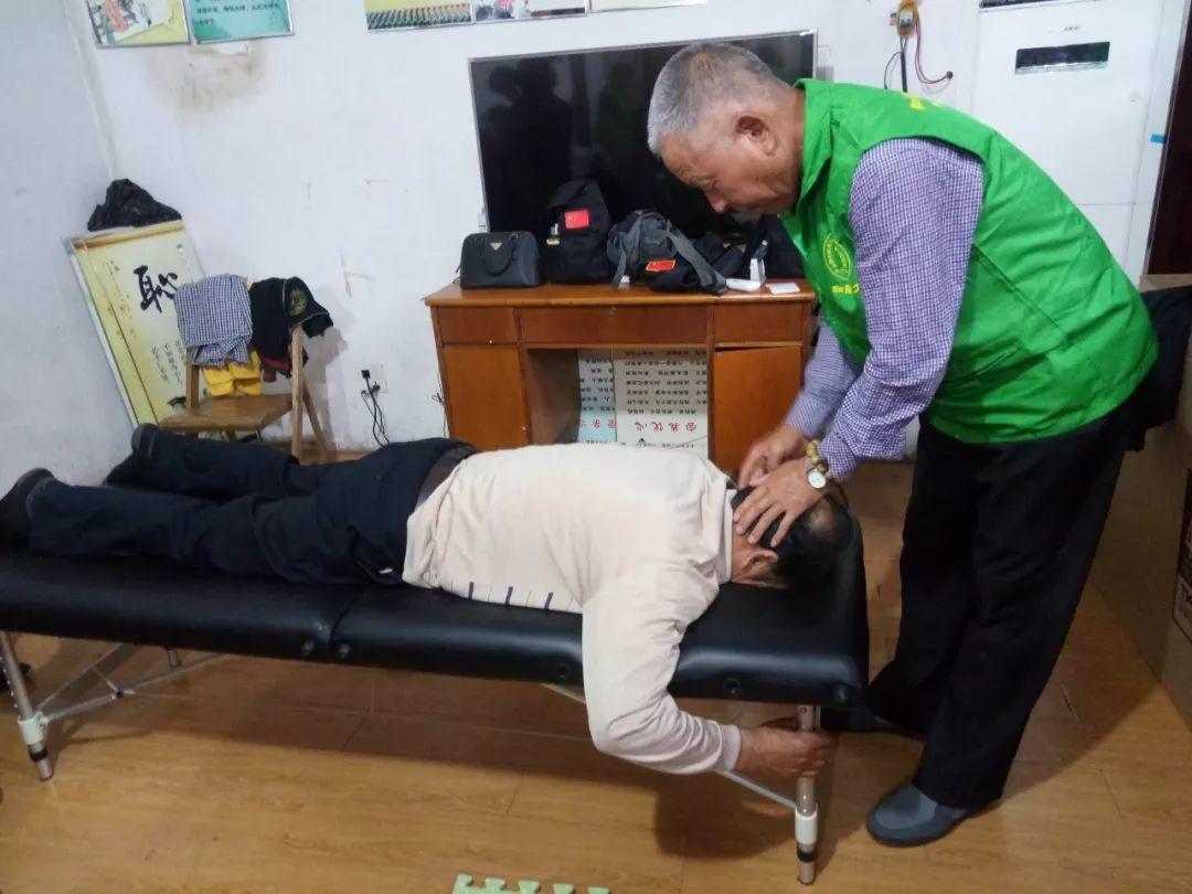 4月份，和谐.原始点志愿者进农村、进社区服务近千人次