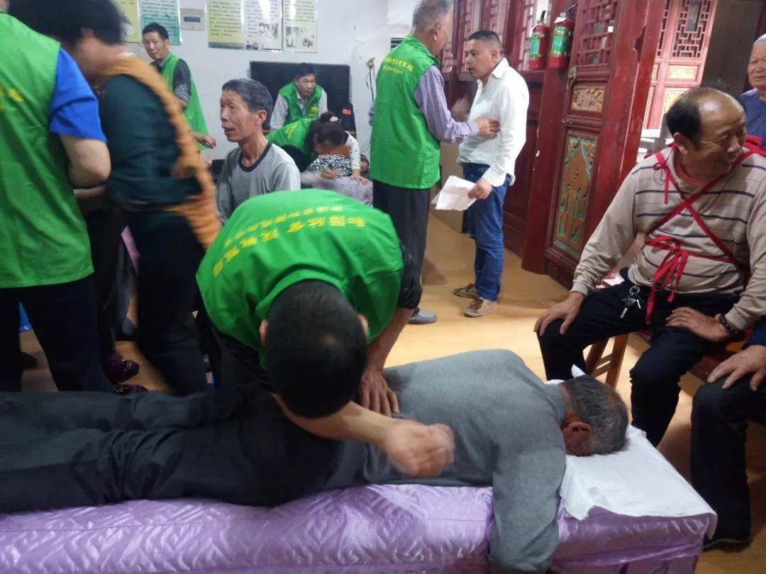 4月份，和谐.原始点志愿者进农村、进社区服务近千人次