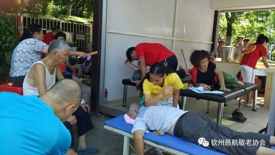 钦州市慈航敬老协会 中山公园志愿者服务中心原始点公益服务义工风采 钦州市慈航敬老协会 中山公园志愿者服务中心原始点公益服务义工风采