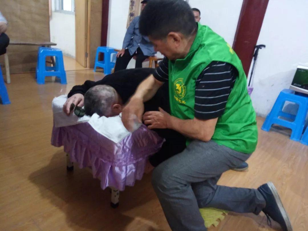 4月份，和谐.原始点志愿者进农村、进社区服务近千人次