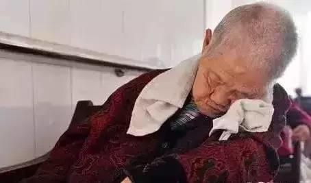 生姜片敷在“肚脐”上，多个奇迹出现了！