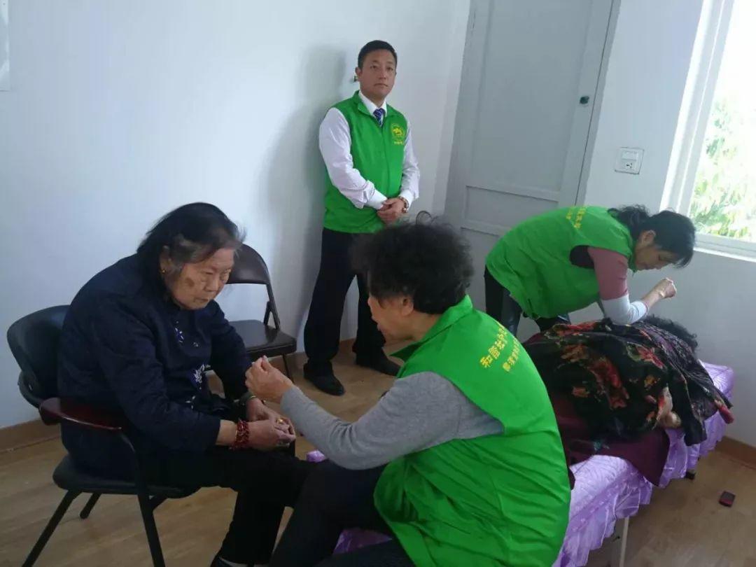 4月份，和谐.原始点志愿者进农村、进社区服务近千人次