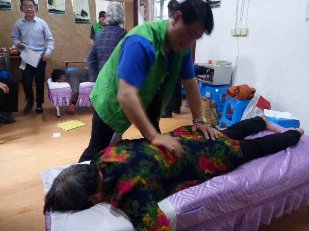 4月份，和谐.原始点志愿者进农村、进社区服务近千人次