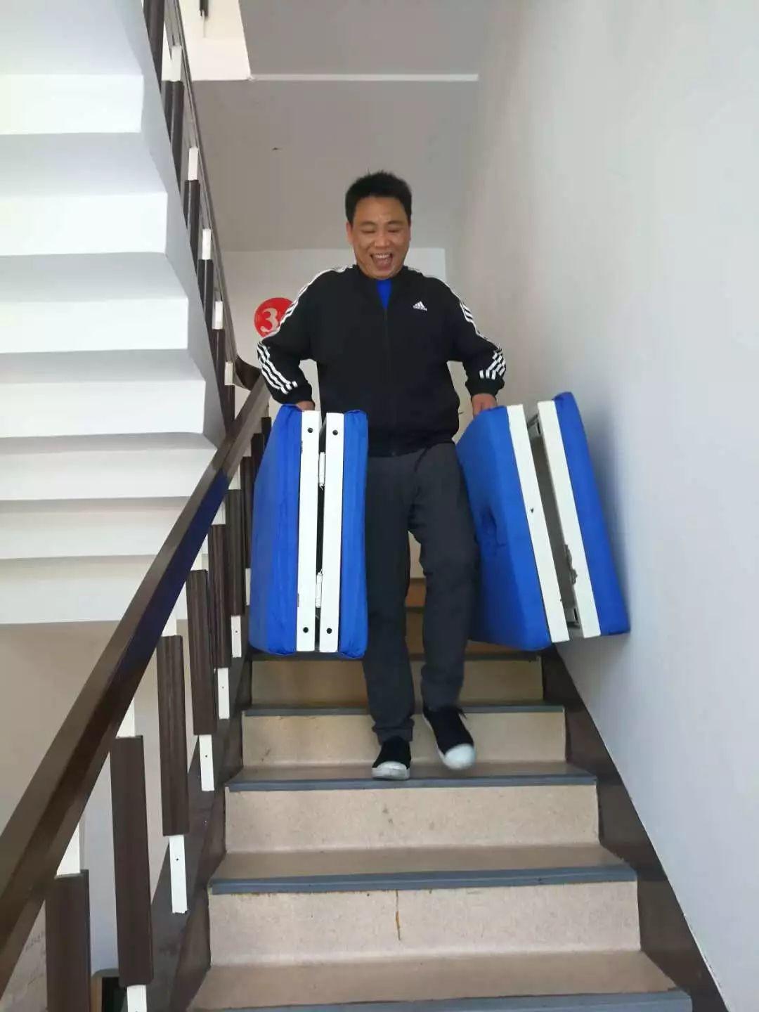 4月份，和谐.原始点志愿者进农村、进社区服务近千人次