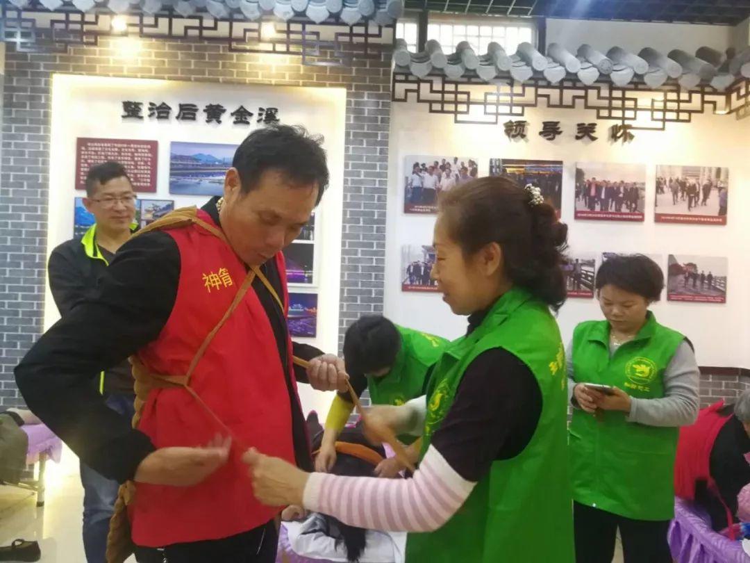 4月份，和谐.原始点志愿者进农村、进社区服务近千人次