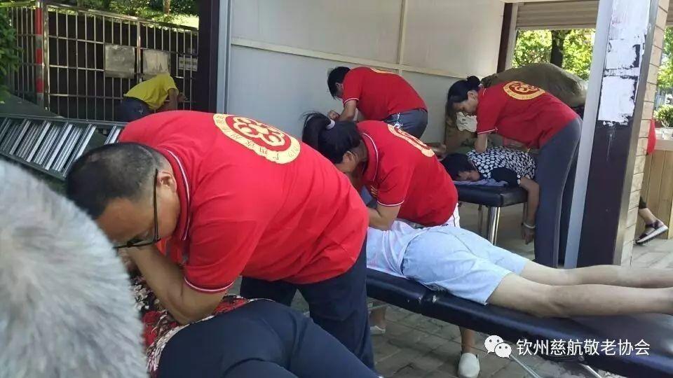 慈航敬老协会在钦州中山公园志愿者服务中心为老人提供原始点公益服务