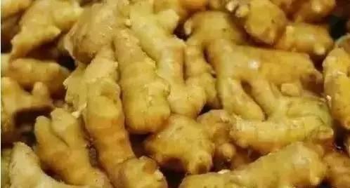 生姜片敷在“肚脐”上，多个奇迹出现了！