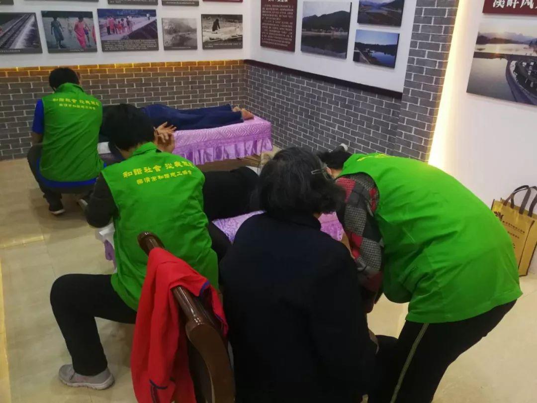 4月份，和谐.原始点志愿者进农村、进社区服务近千人次