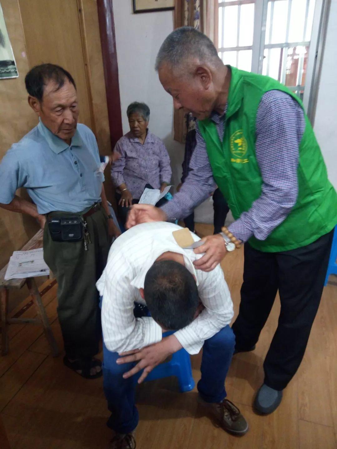 4月份，和谐.原始点志愿者进农村、进社区服务近千人次