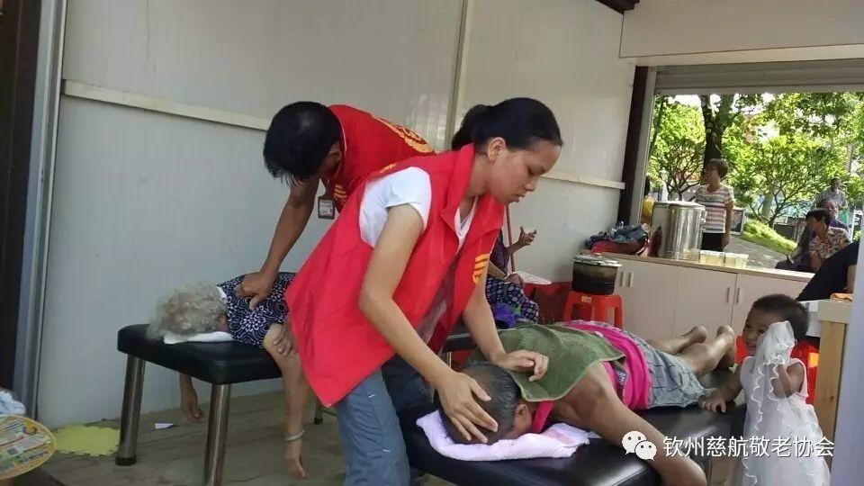 钦州市慈航敬老协会 中山公园志愿者服务中心原始点公益服务义工风采 钦州市慈航敬老协会 中山公园志愿者服务中心原始点公益服务义工风采