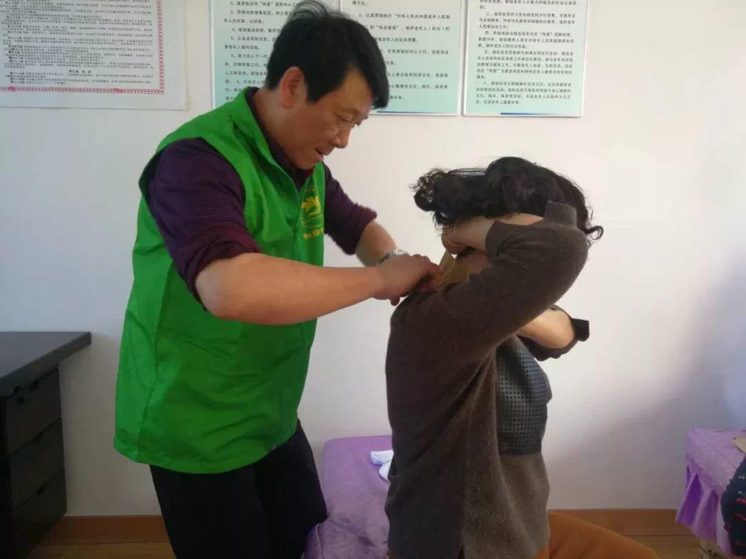 4月份，和谐.原始点志愿者进农村、进社区服务近千人次