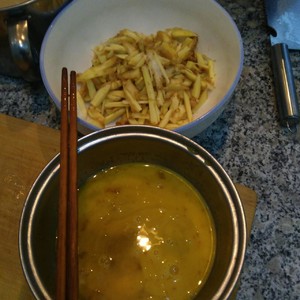 姜芽炒鸡蛋的做法 步骤2