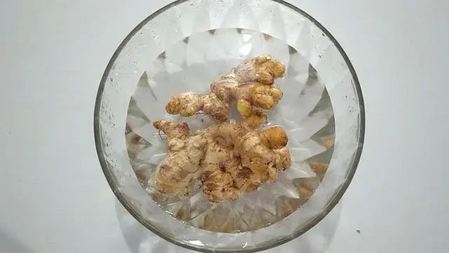 教你正确存放生姜鲜姜方法，放一个月都新鲜，真是太厉害了
