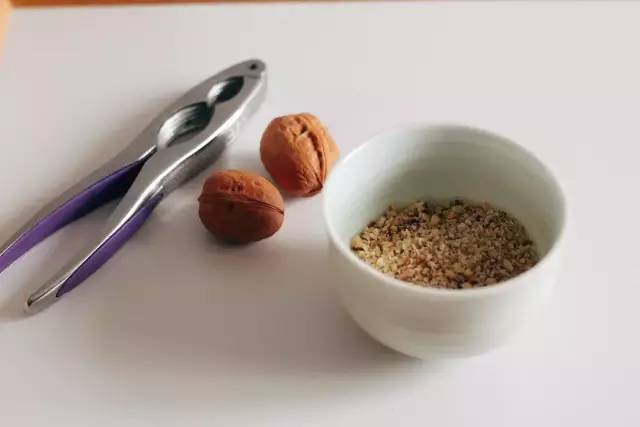 冬食记｜ 来一碗姜汁核桃调蛋，从胃暖到脚