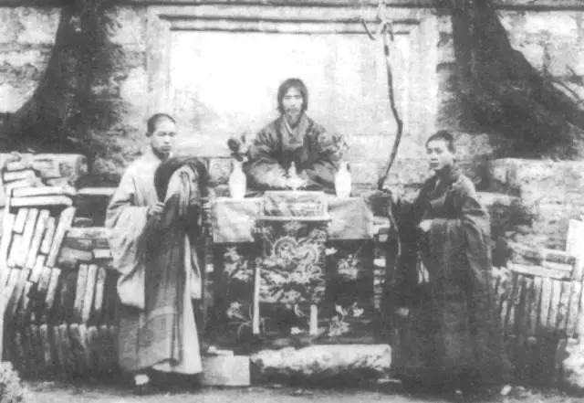 虚云和尚长寿、养生修行秘笈：自己以百余岁高龄，率先垂范，秉承百丈怀海祖师“一日不作，一日不食”祖训，勤事农禅。